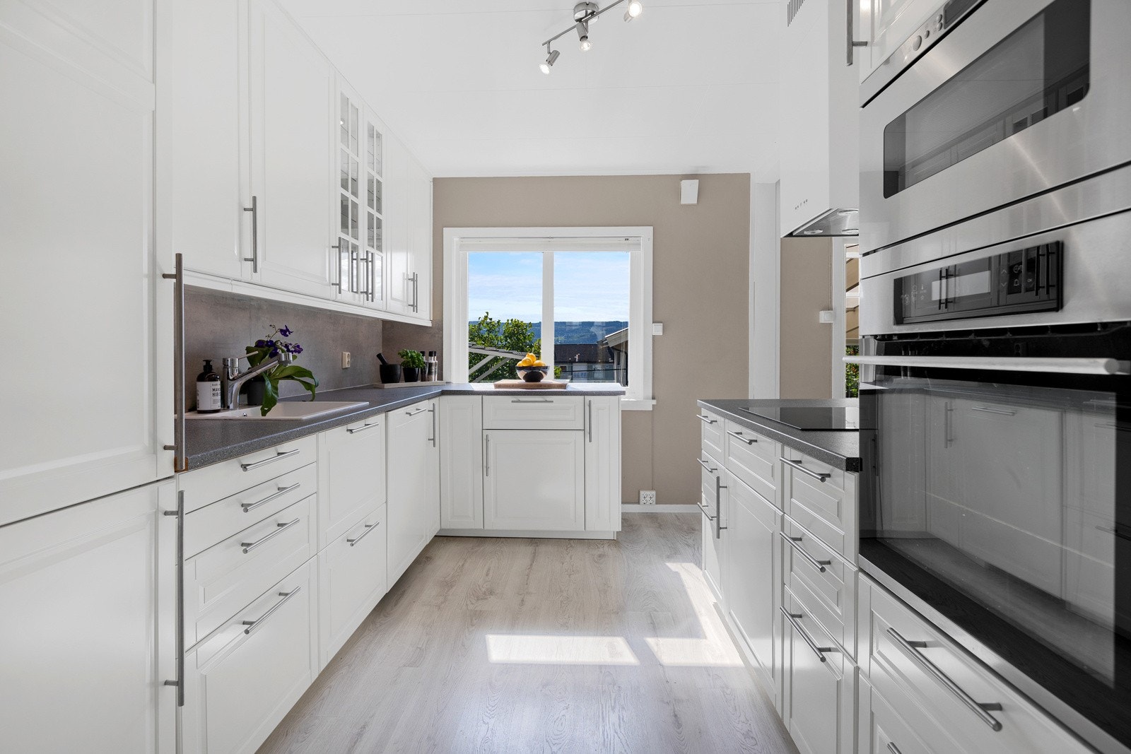 Rett innenfor entreen ligger kjøkken med god benke og skapplass. Galleribilde