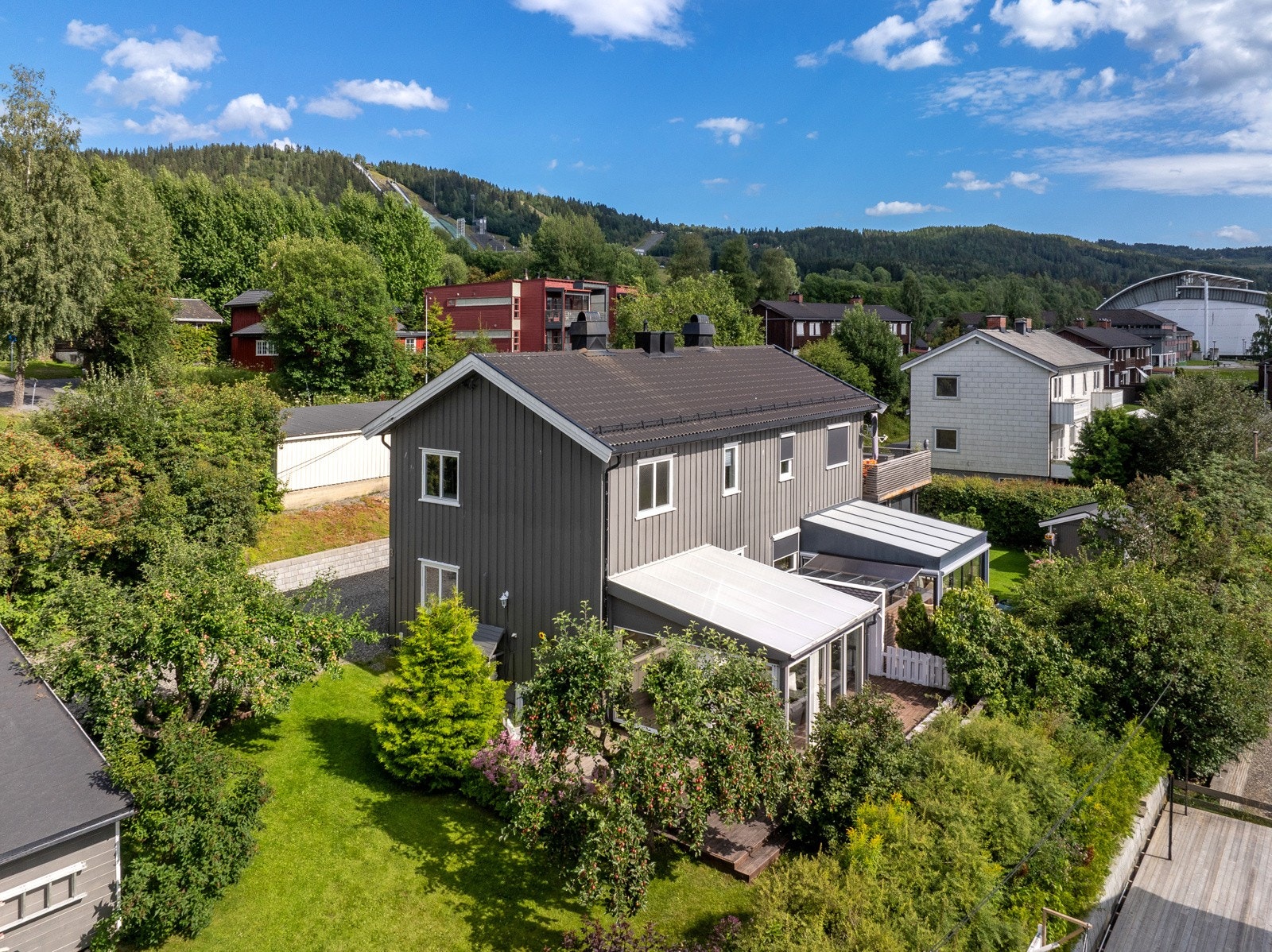 Boligen ligger i nordre enden av tomannsboligens om er bygget i Nordre Ål. Galleribilde