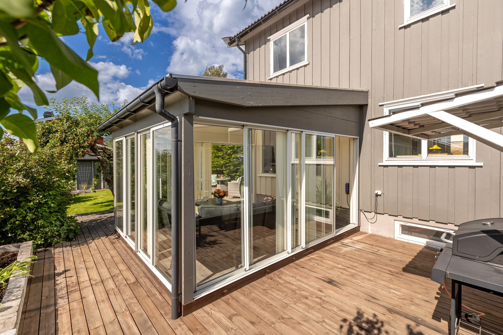 På vestsiden av bygget er det oppført vinterhage med glassvegger. Galleribilde