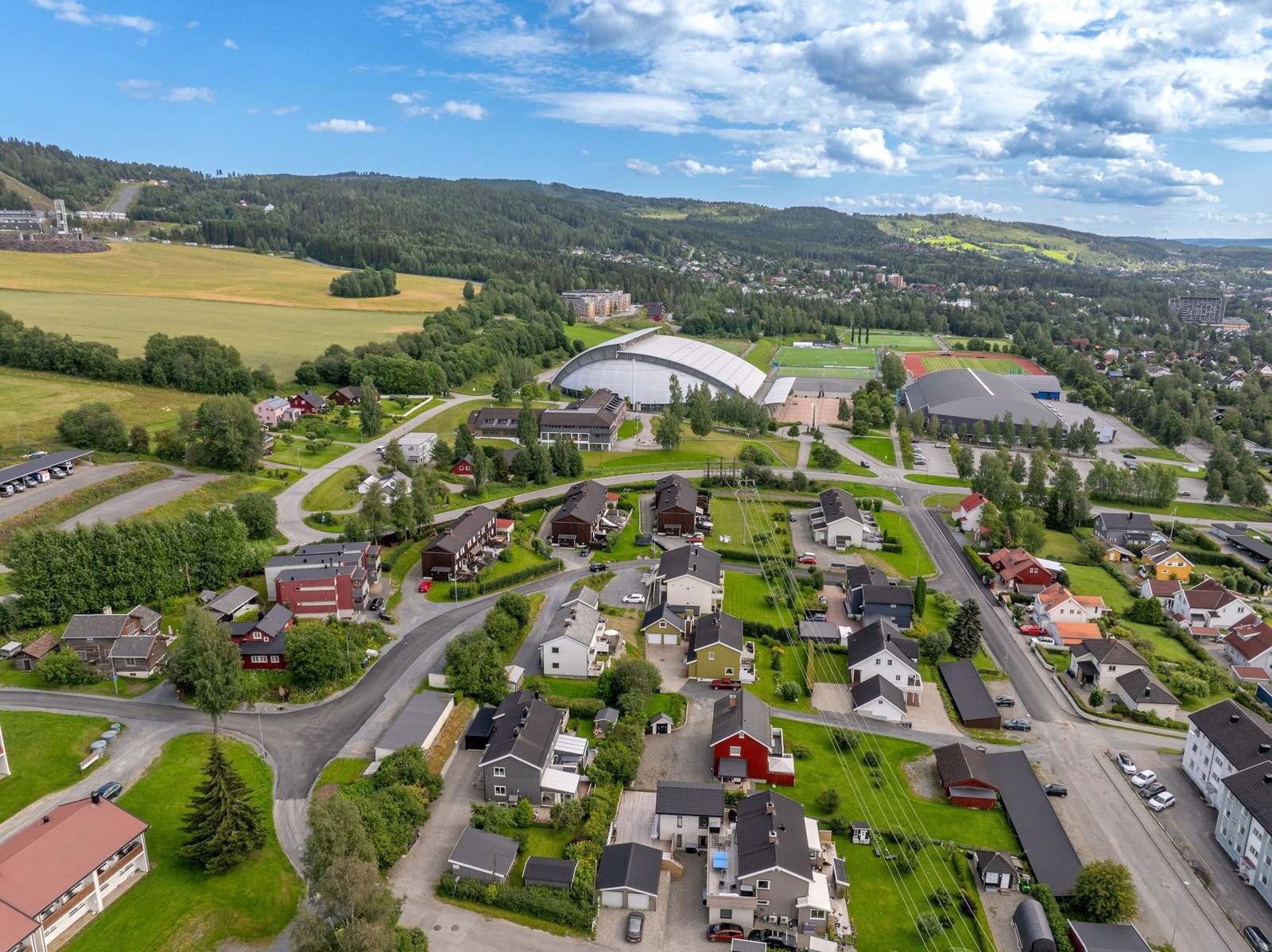 Meget veletablert, populært og attraktivt område med nærhet til sentrum, marka og idrettsparken på Stampa. Galleribilde