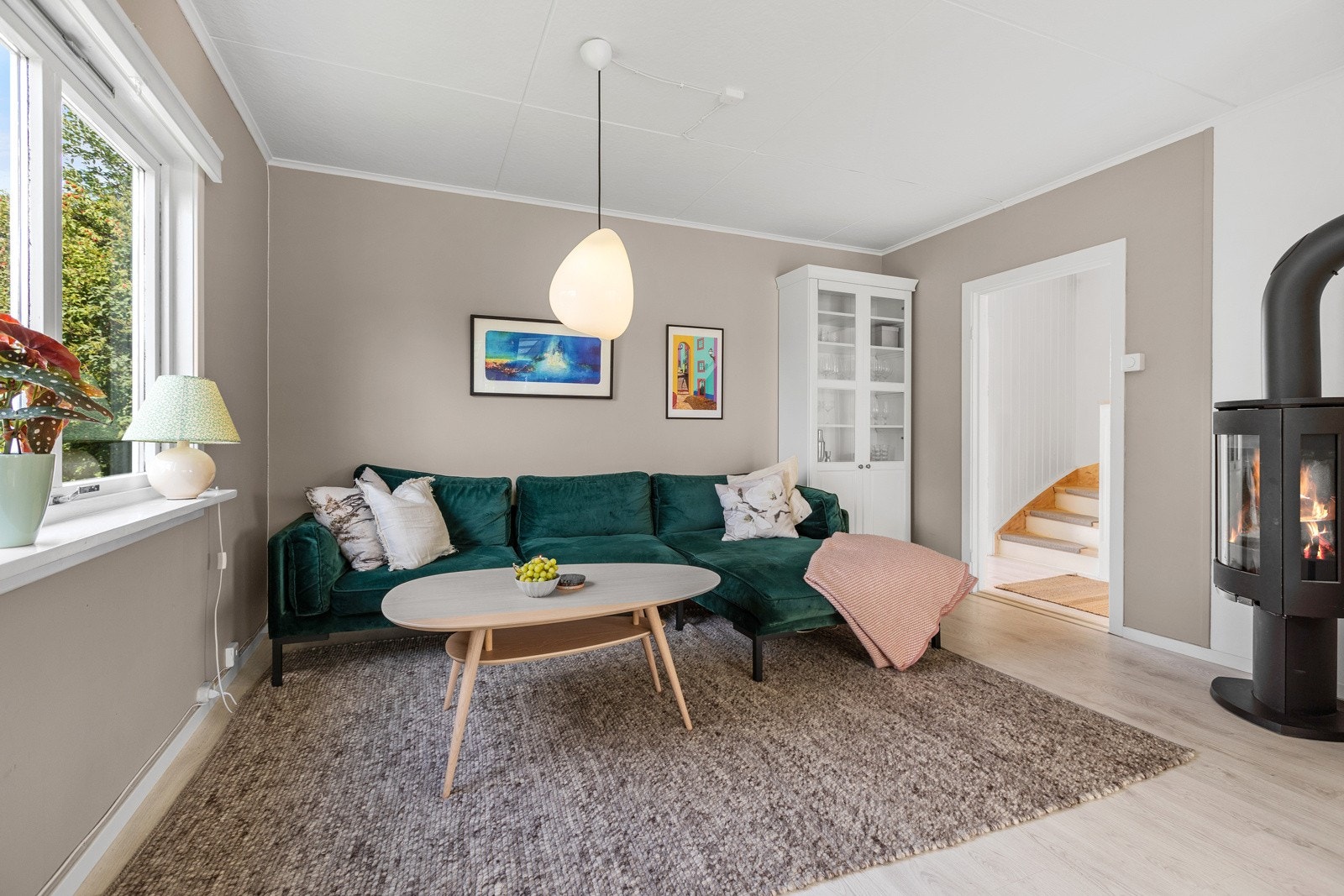 Fra sofaavdelingen i stua er det dør til entre med trapp videre opp til 2. etasje. Galleribilde