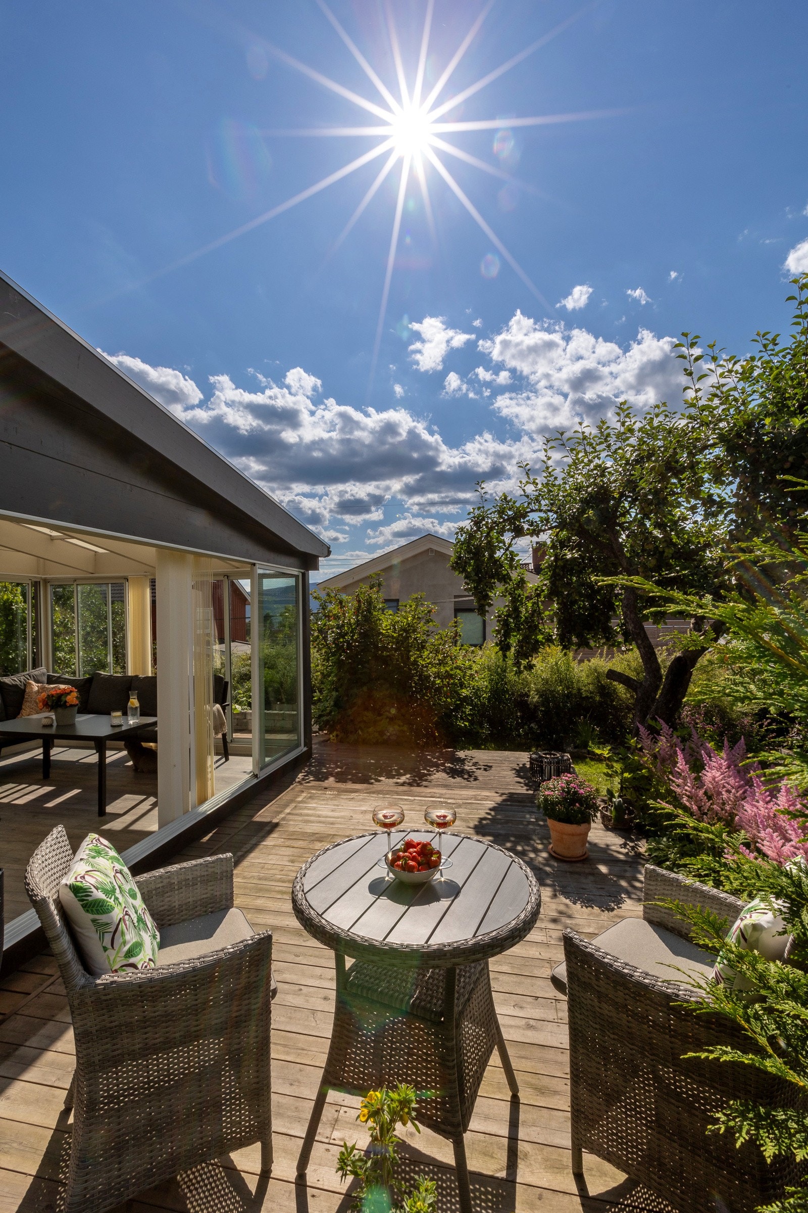 Hyggelig uteområder med stor terrasseplatting med sittegrupper. Galleribilde