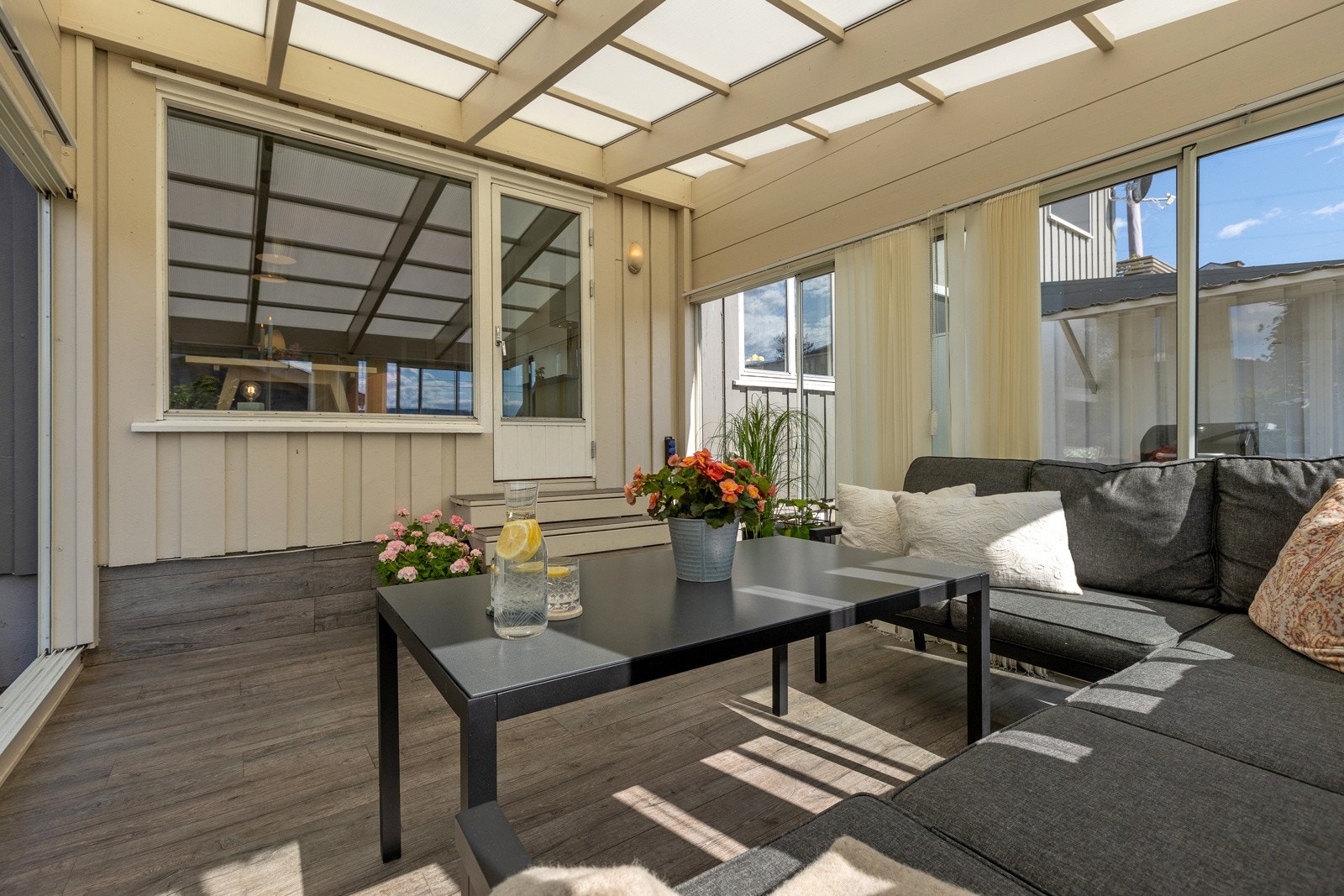 Vinterhagen er et bruksvennlig og fint oppholdsrom sommerstid. Galleribilde