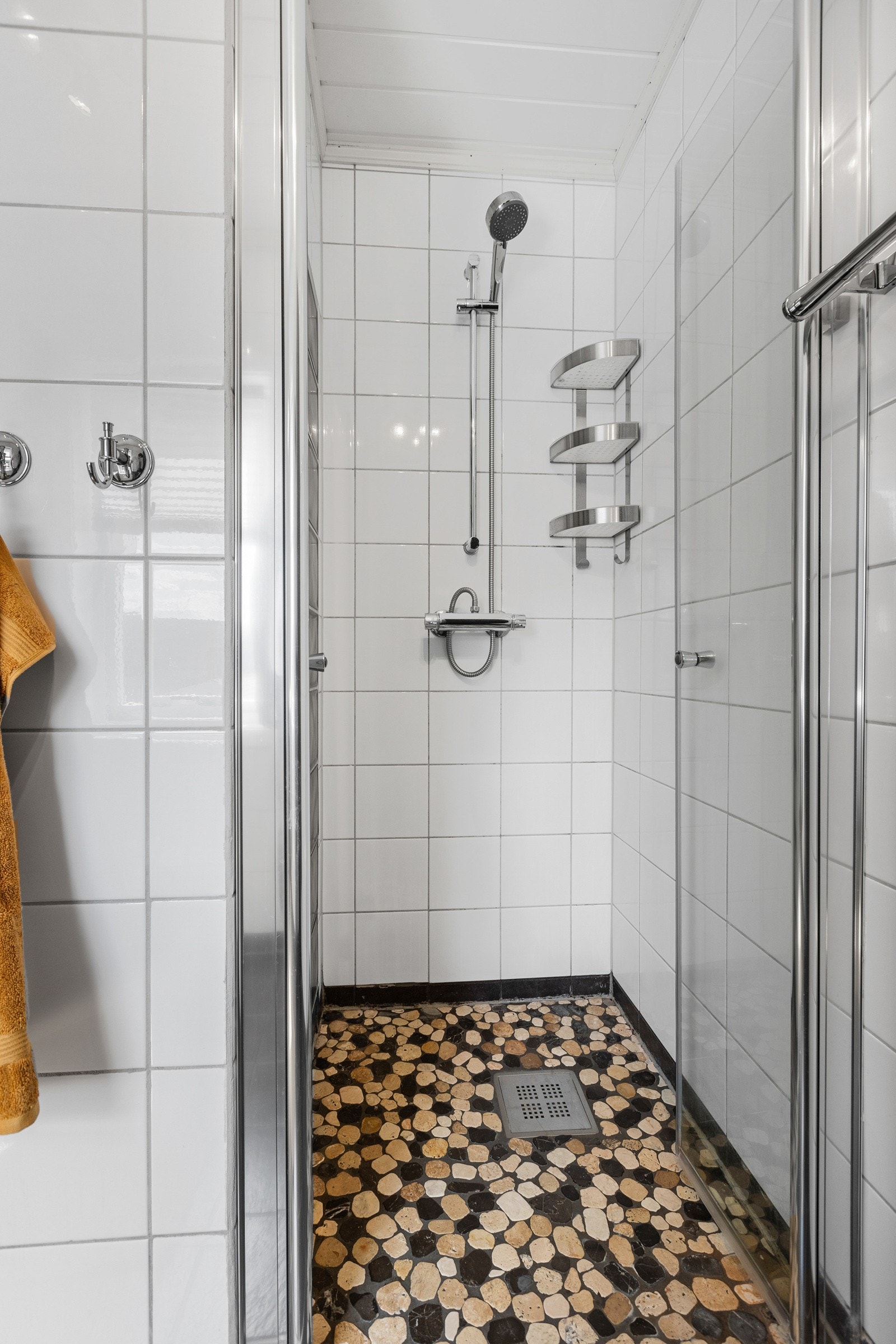 Flislagt bad med egen dusjnisje. Galleribilde