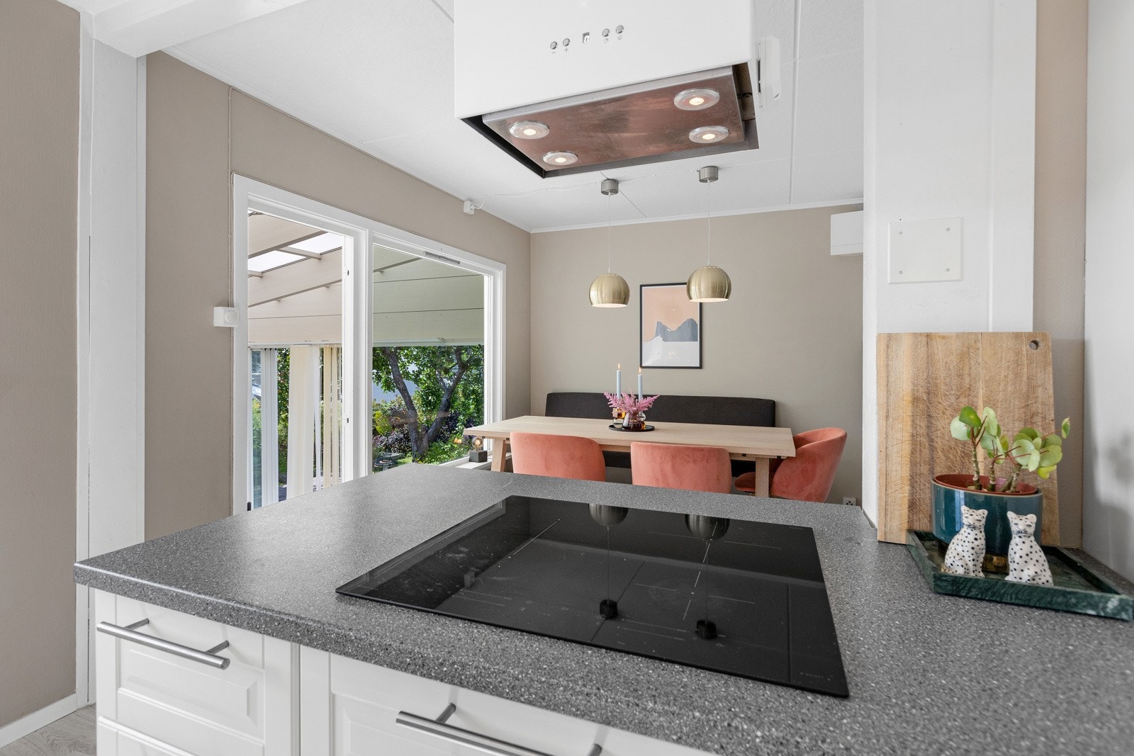 Innredning med integrerte hvitevarer som blant annet nedfelt platetopp. Galleribilde