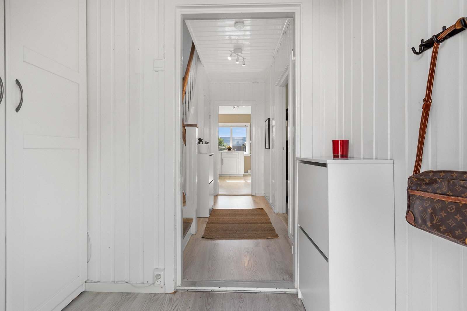 Entre med garderobeløsning. Innsyn videre inn til deler av boligens 1. etasje. Galleribilde