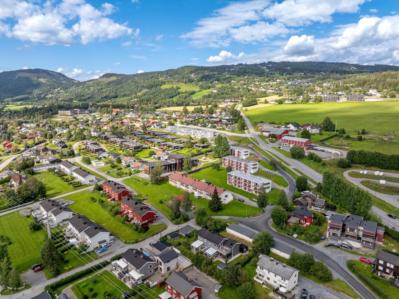 Området er hovedsakelig bebygget med rekkehus, halvpart tomannsboliger samt blokkbebyggelse. Galleribilde