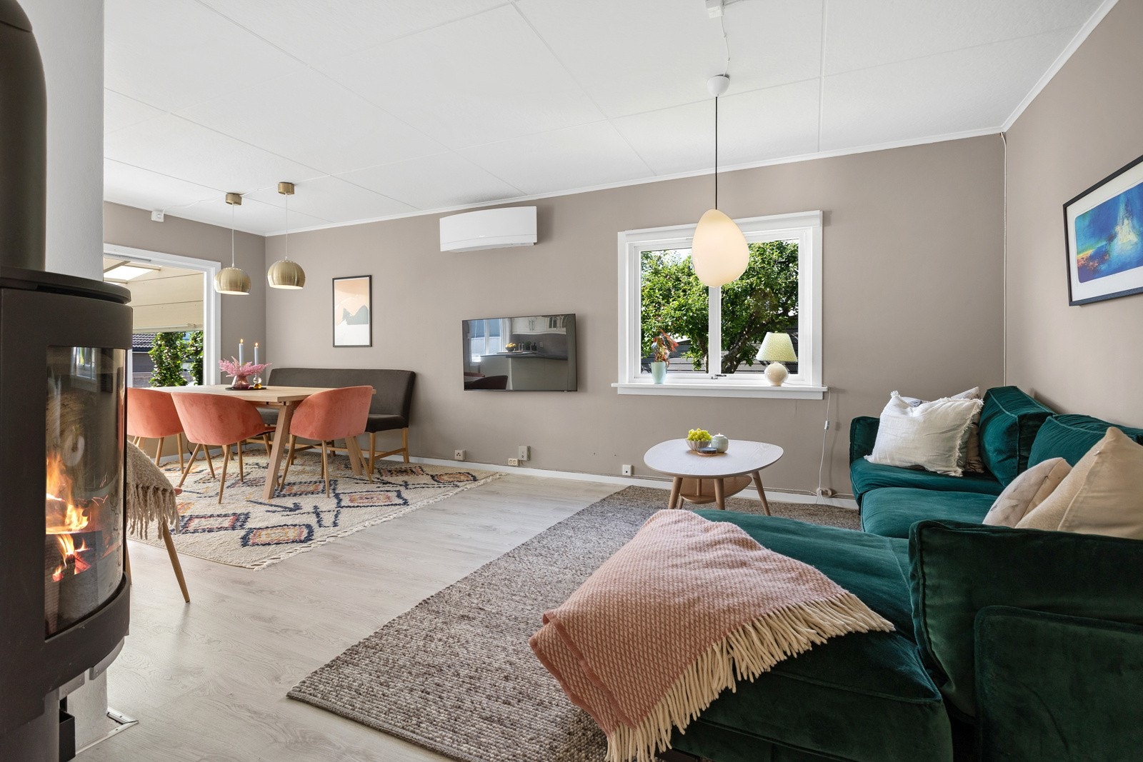 Hyggelig oppholdsrom med moderne og fine overflater. Galleribilde