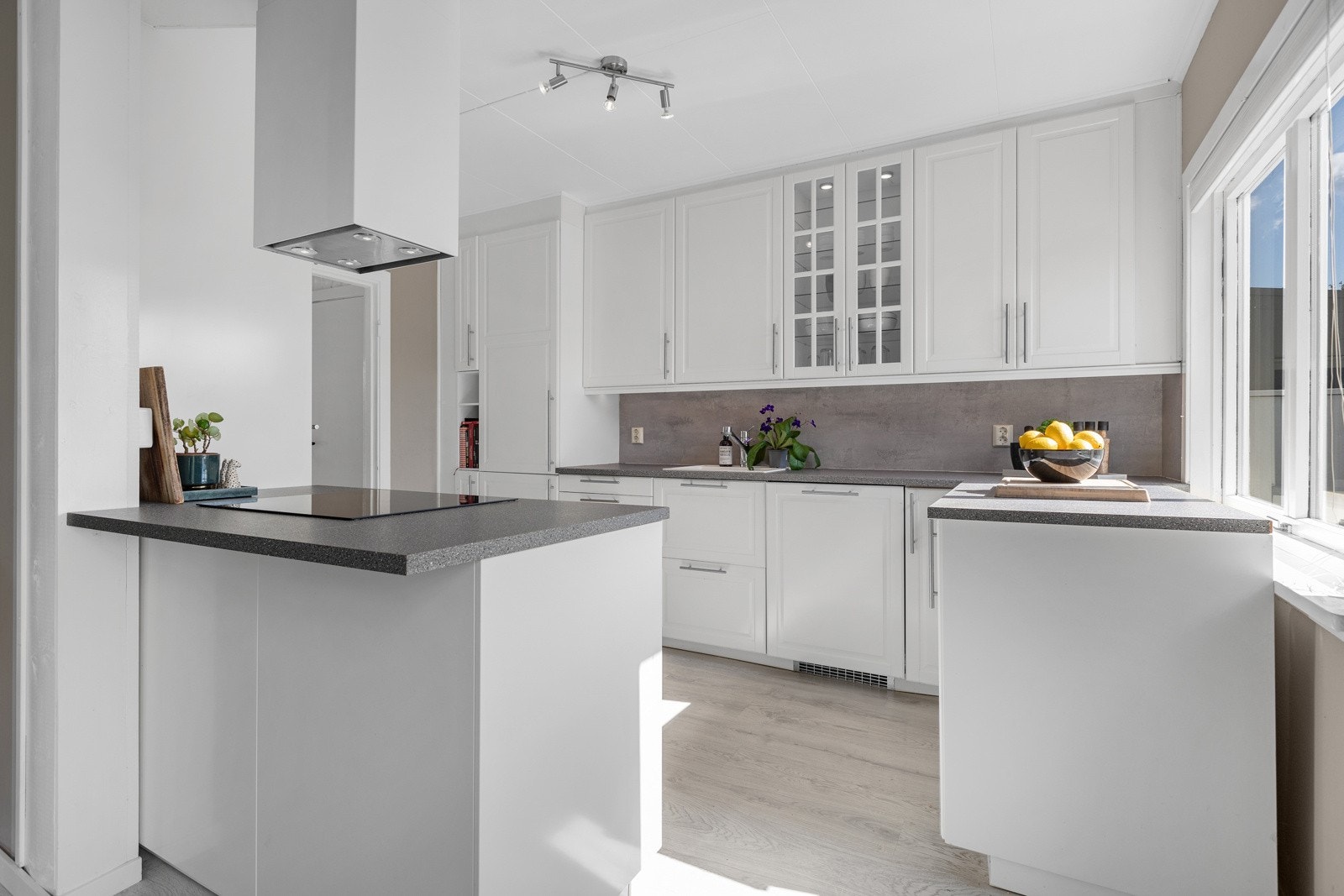 Dels åpent løsning mellom kjøkken og deler av stuen. Galleribilde