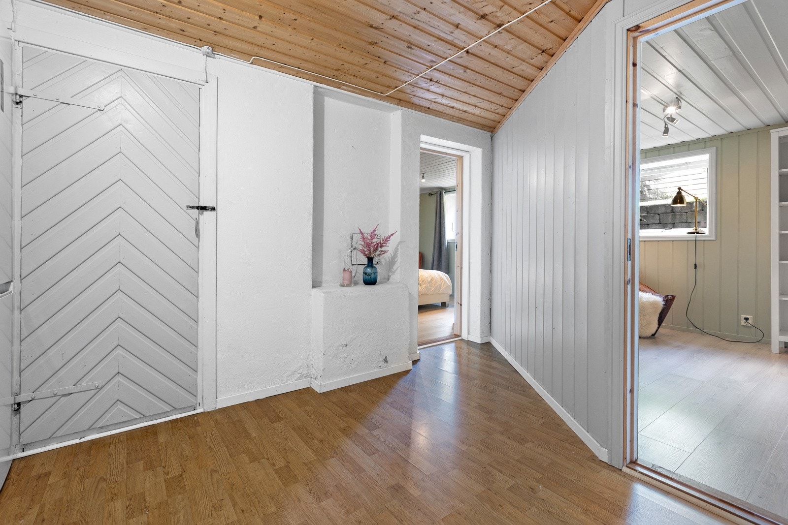 Deler av kjelleretasjen med tilgang til blant annet 2 innredede soverom. Galleribilde