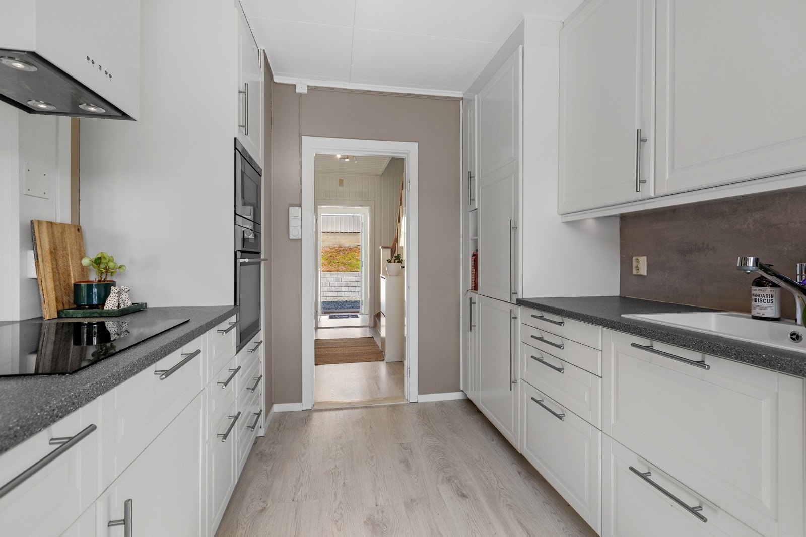 Hvit innredning med profilerte fronter. Galleribilde