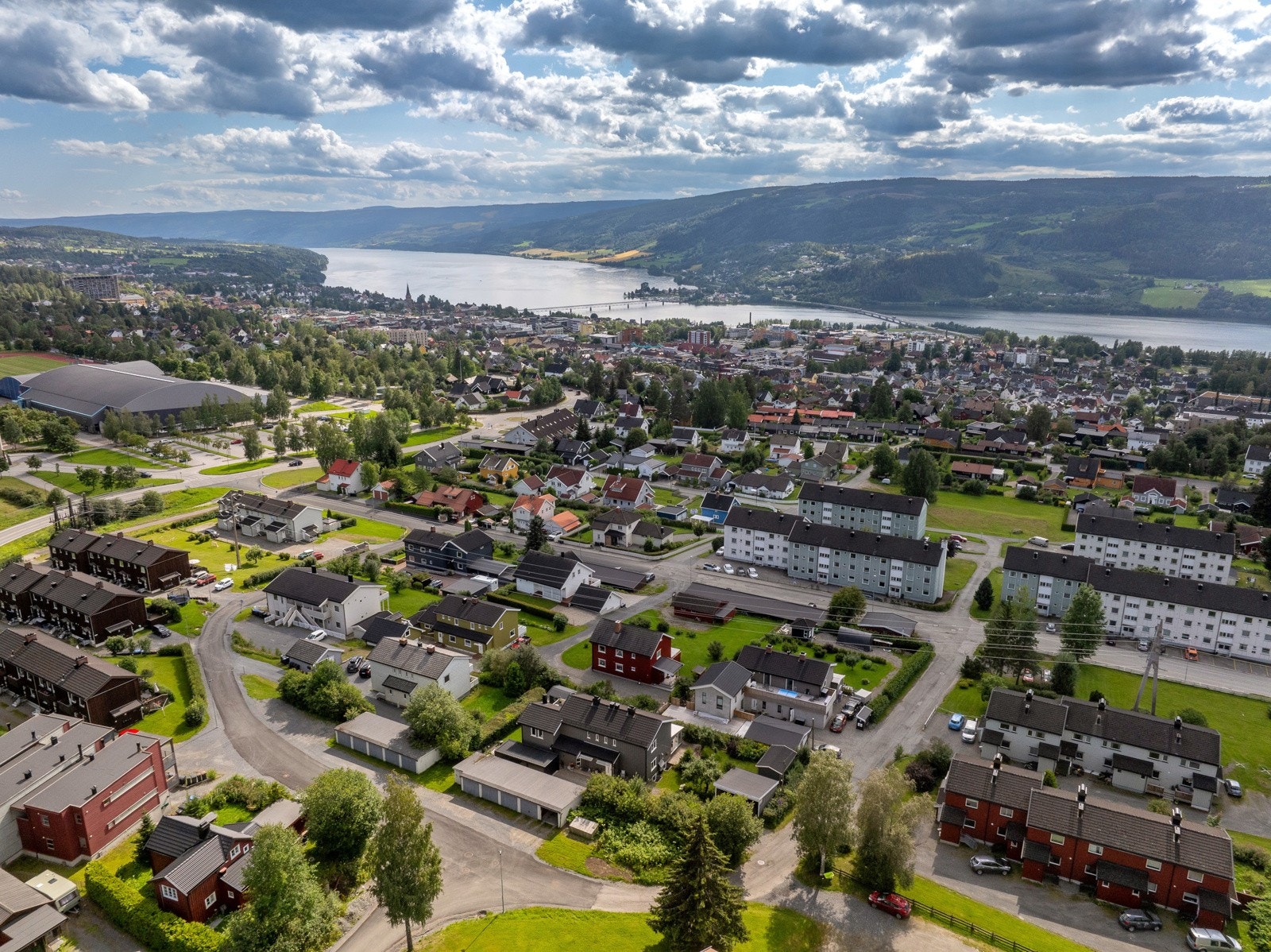 Veletablert og hyggelig boligområde, kun noen hundre meter nord og opp for sentrum av byen. Galleribilde