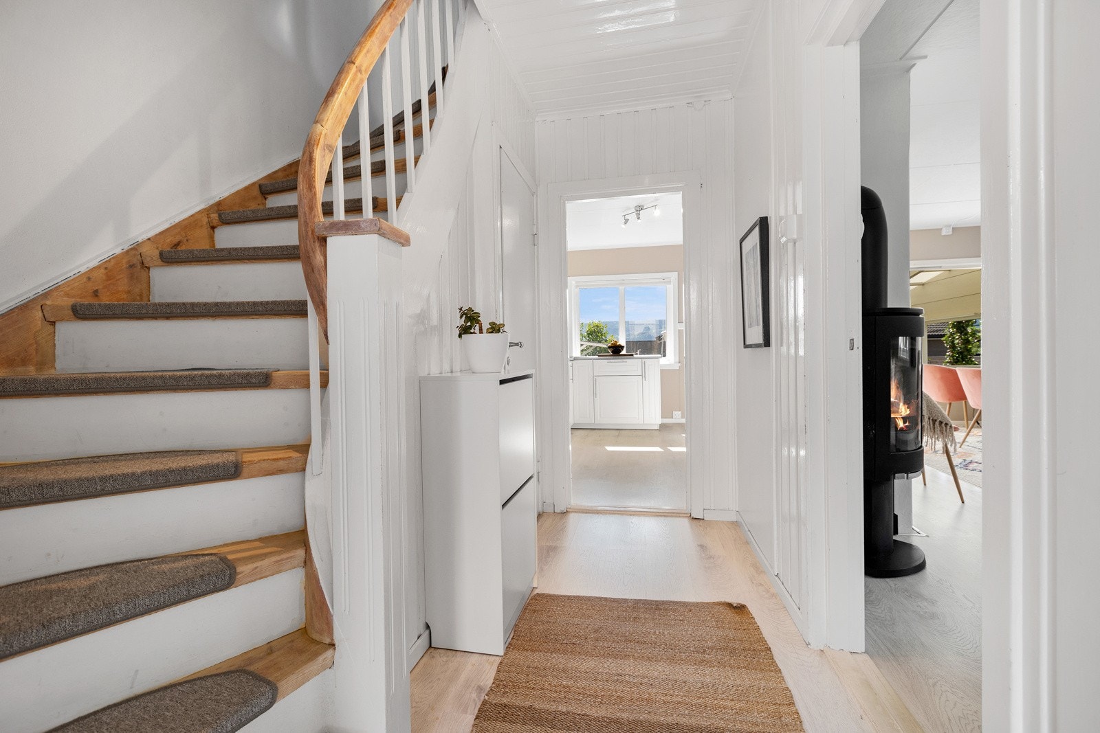 Velkommen inn - entre med trapp opp til 2. etasje. Galleribilde