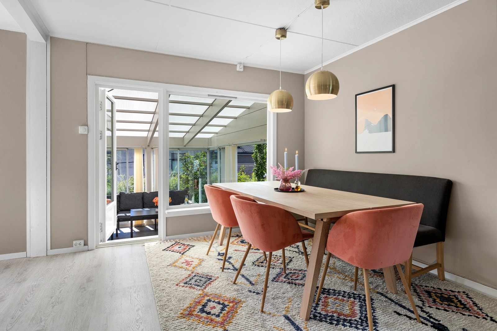 Deler av stuen har god plass for spisestuemøblement. Herfra er det også utgang til innglasset vinterhage. Galleribilde