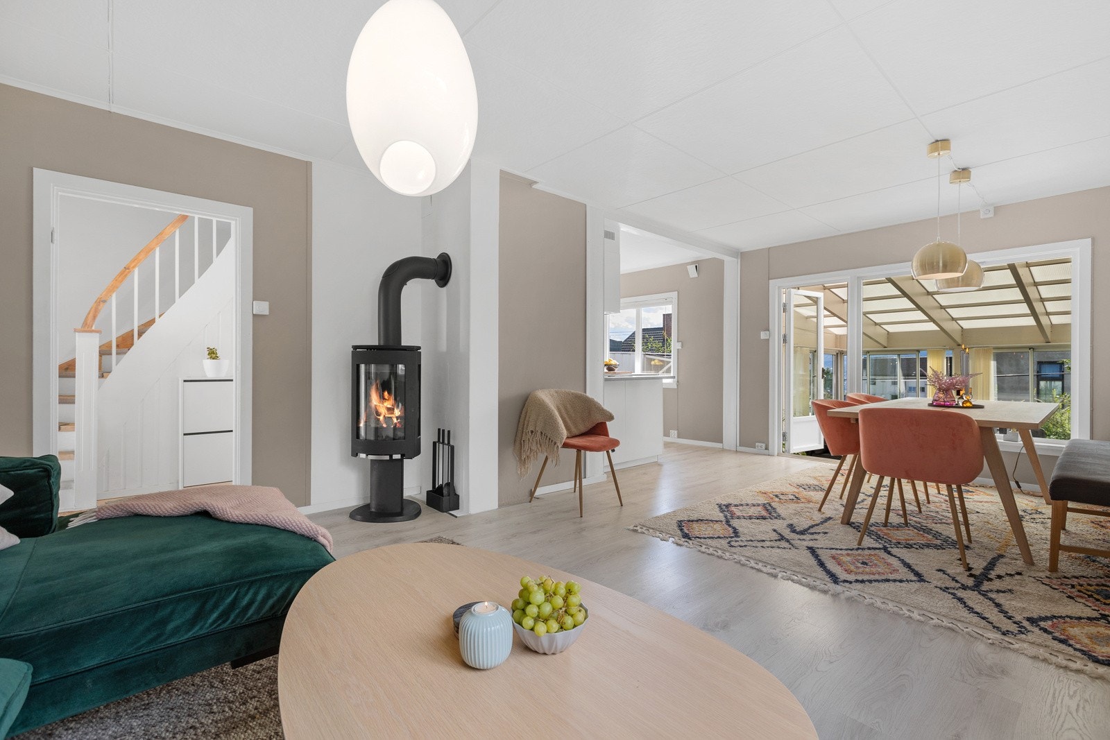 Oppholdsrommet i 1. etasje har lyse og tidsriktige overflater samt nyere peisovn. Galleribilde