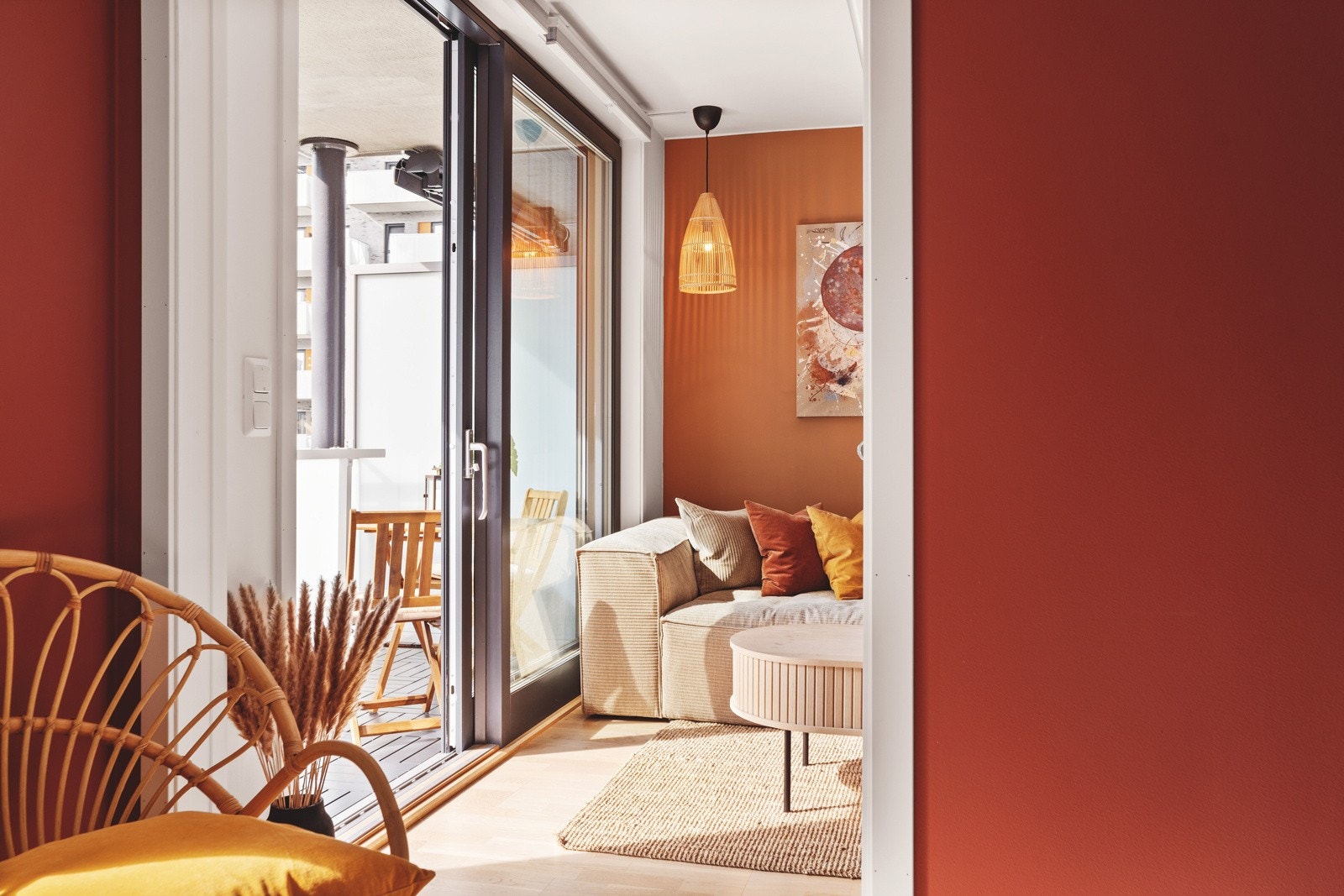 Fra stuen er det adkomst til soverommet. For ekstra med lys til stuen, kan skyvedøren være åpen og lys fra soverommet slipper inn. Galleribilde