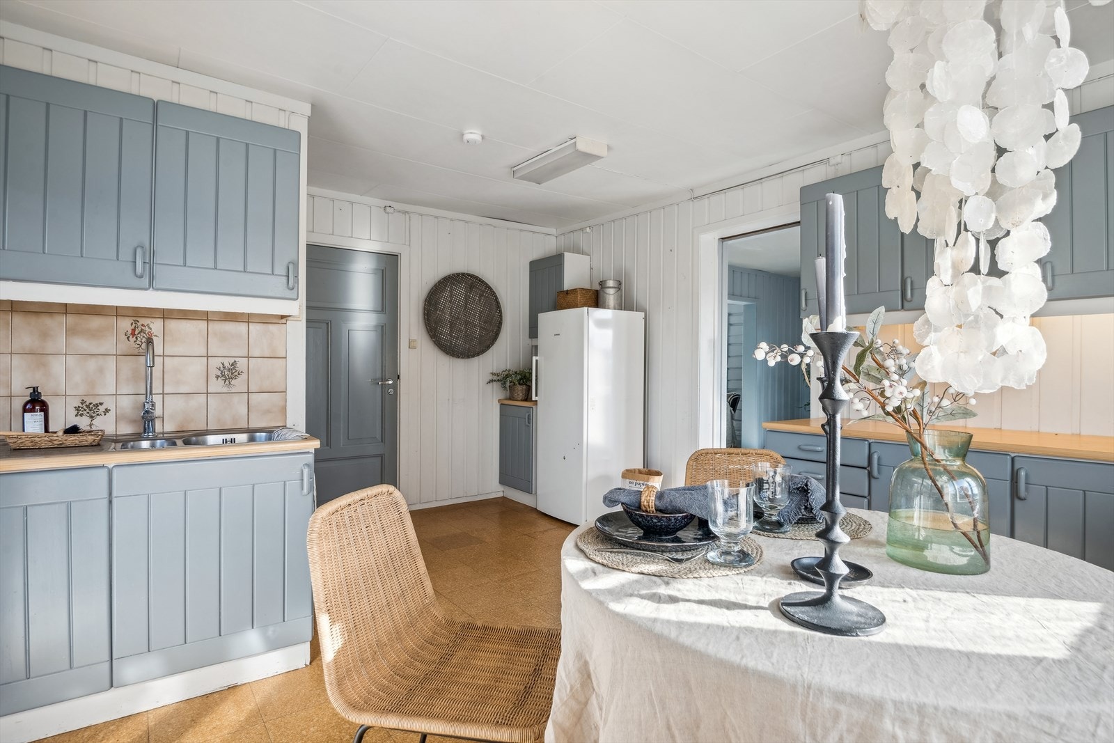 Plass til komfyr, mikro, kjøleskap og oppvaskmaskin. Galleribilde