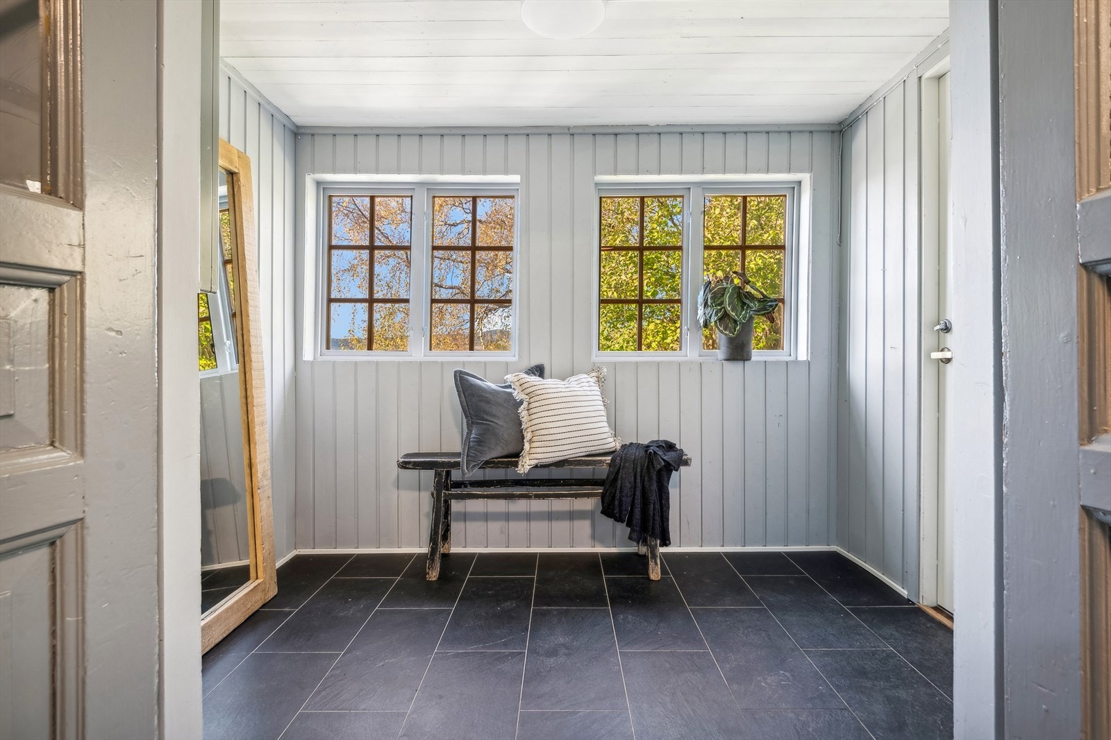 Velkommen inn! Entré med fliser på gulv med gulvvarme. Galleribilde