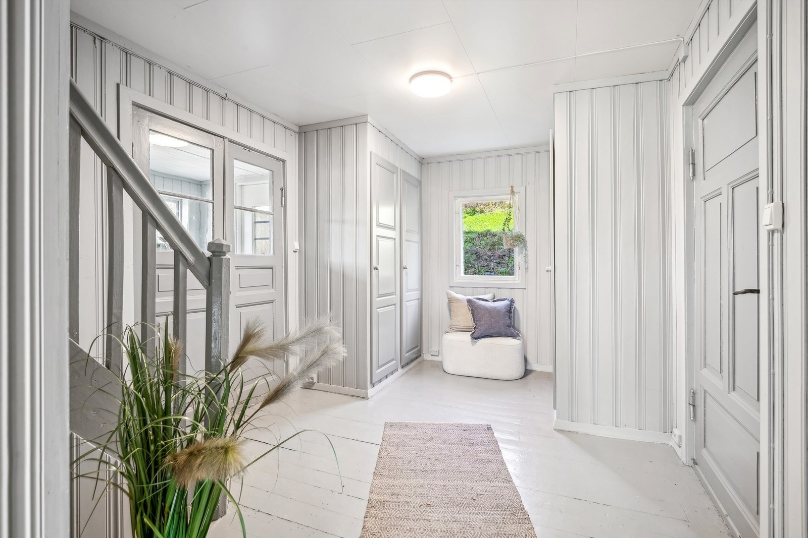 Romslig gang med plass til sko og yttertøy. Galleribilde