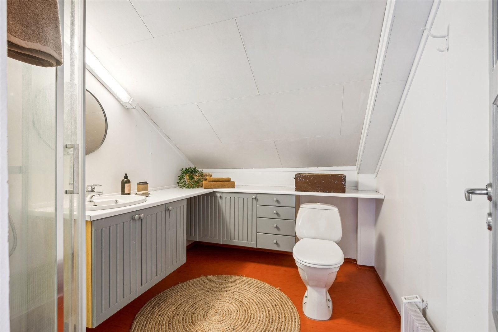 Bad 2. etasje har malte plater på veggene og belegg på gulv. Galleribilde