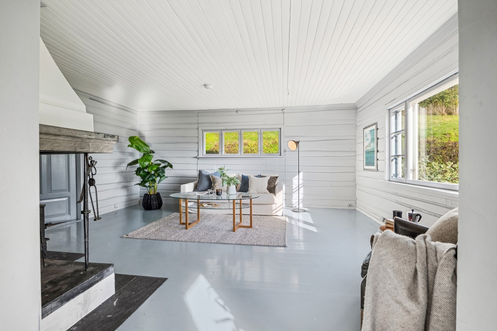 Store vindusflater slipper inn rikelig med naturlig lys. Galleribilde