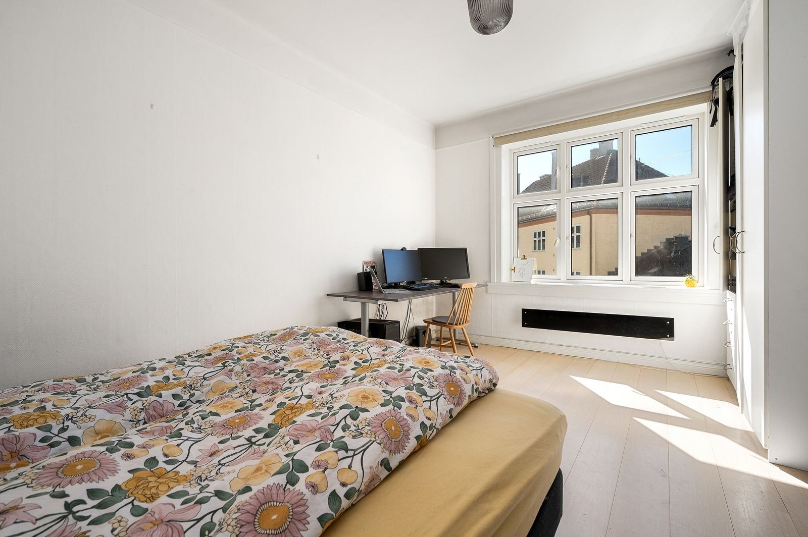 Soverommet er av god størrelse. Plass til dobbeltseng, nattbord, kontorløsning og garderobeskap. Galleribilde