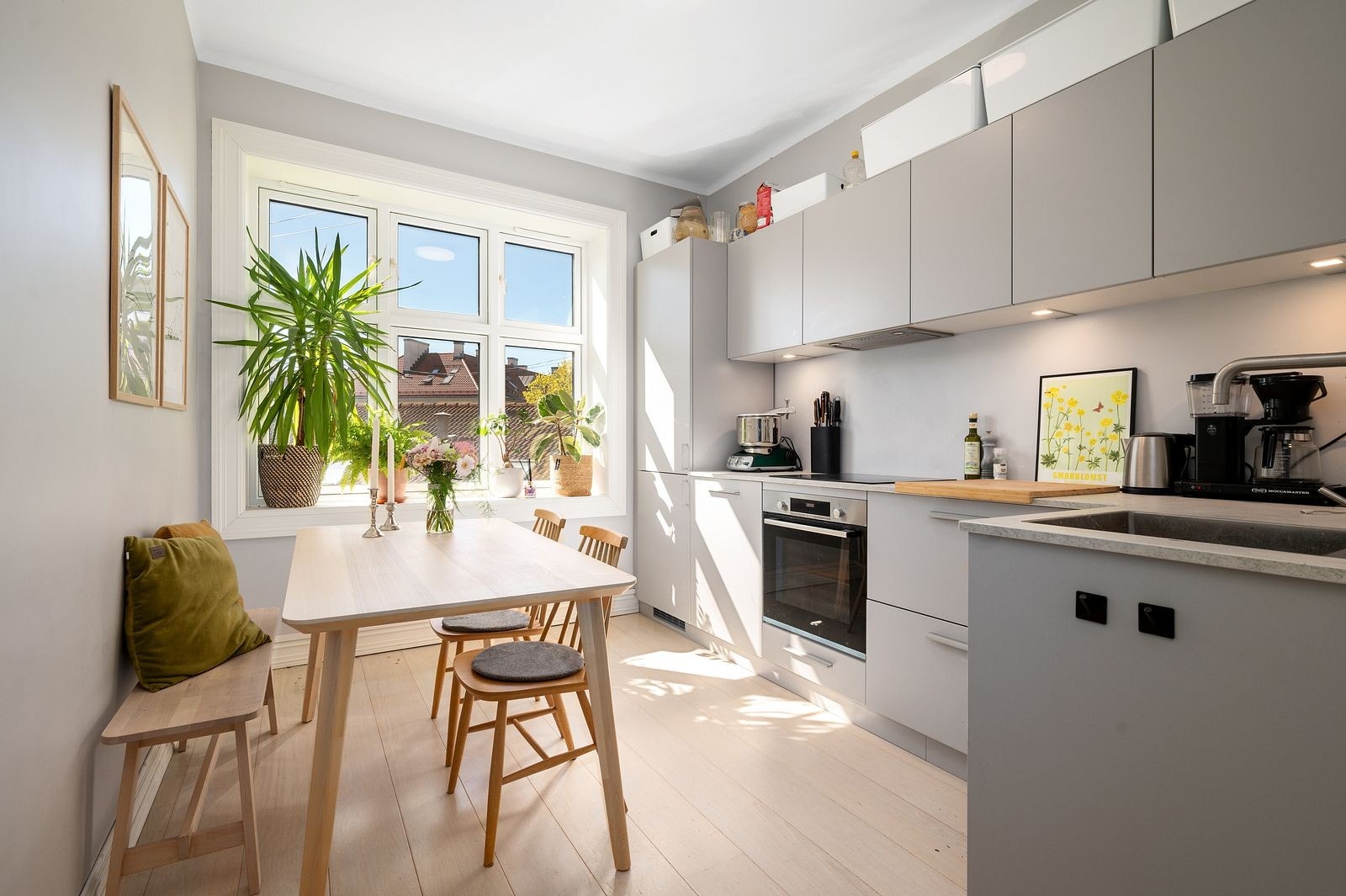 Moderne kjøkken med integrerte hvitevarer og masse lagringplass. Det er også plass til spisegruppe. Galleribilde