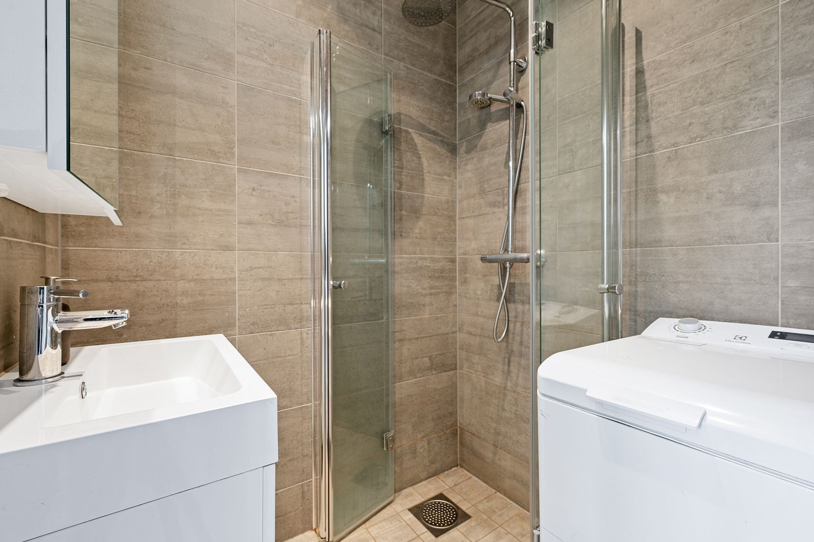 Moderne bad med mindre vaskemaskin. Eget separat toalett. Galleribilde