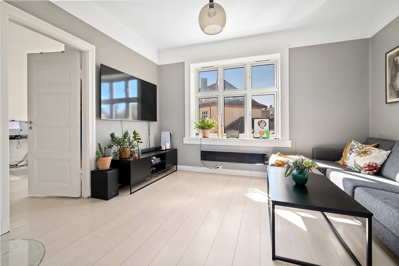 Stor og romslig stue. Gode møbleringsmuligheter. Galleribilde