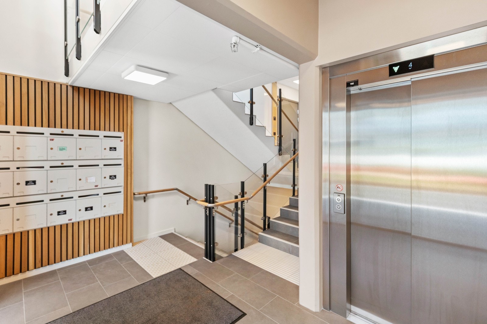 Inngangsparti. Trappefri adkomst til leilighet, bakkeplan og parkeringskjeller. Galleribilde