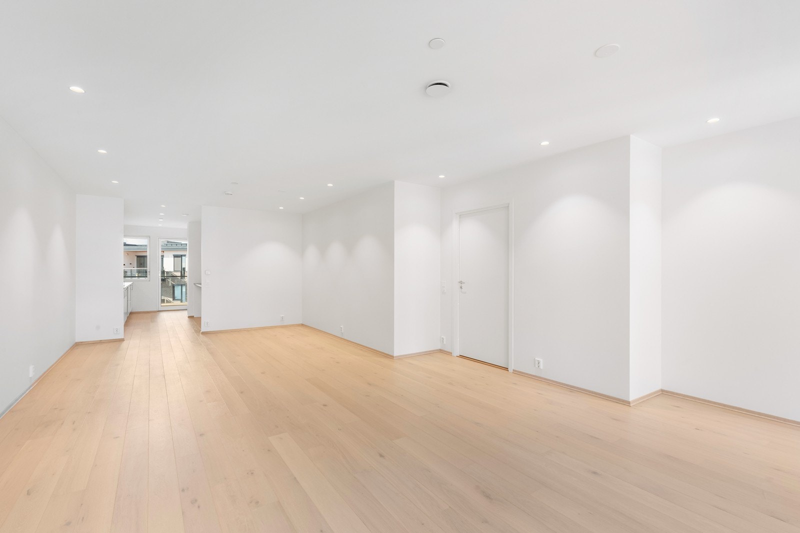 Romslig stue. Galleribilde