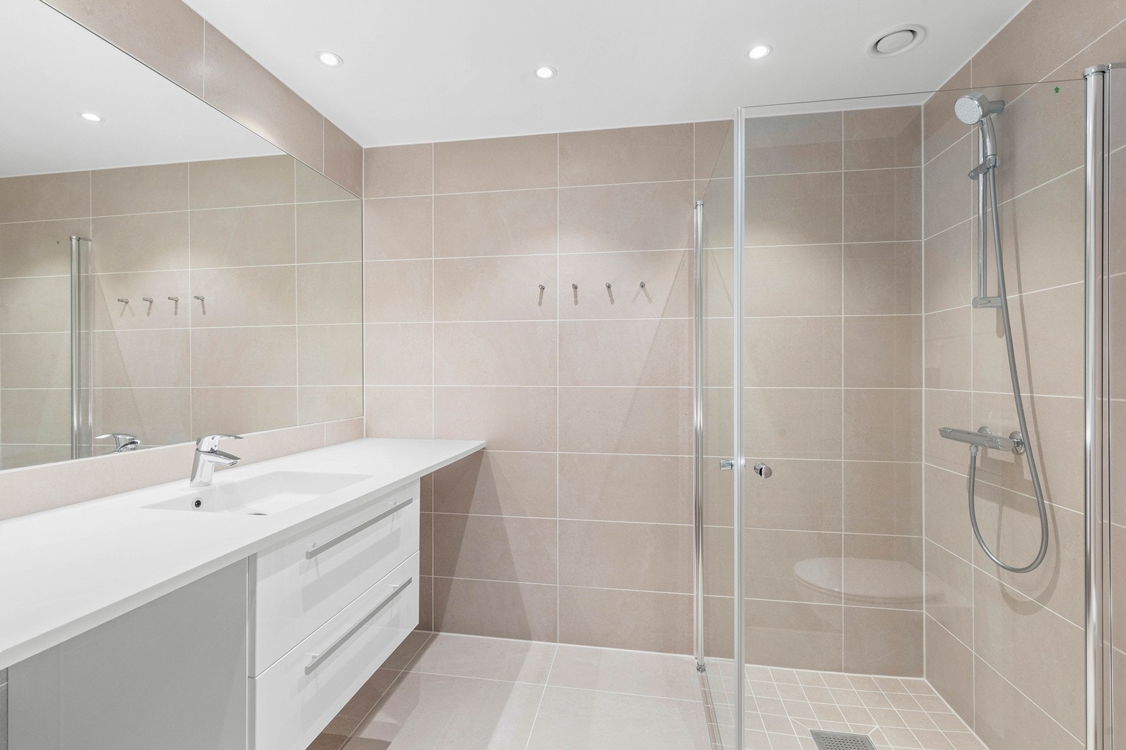 Pent helfliset bad i moderne utførelse. Galleribilde