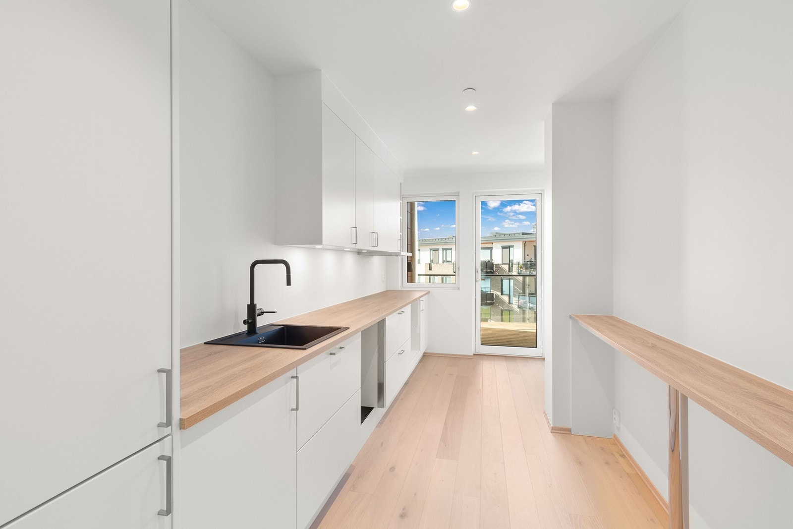 Fra kjøkkenet er det adkomst til den andre av leilighetens balkonger. Galleribilde