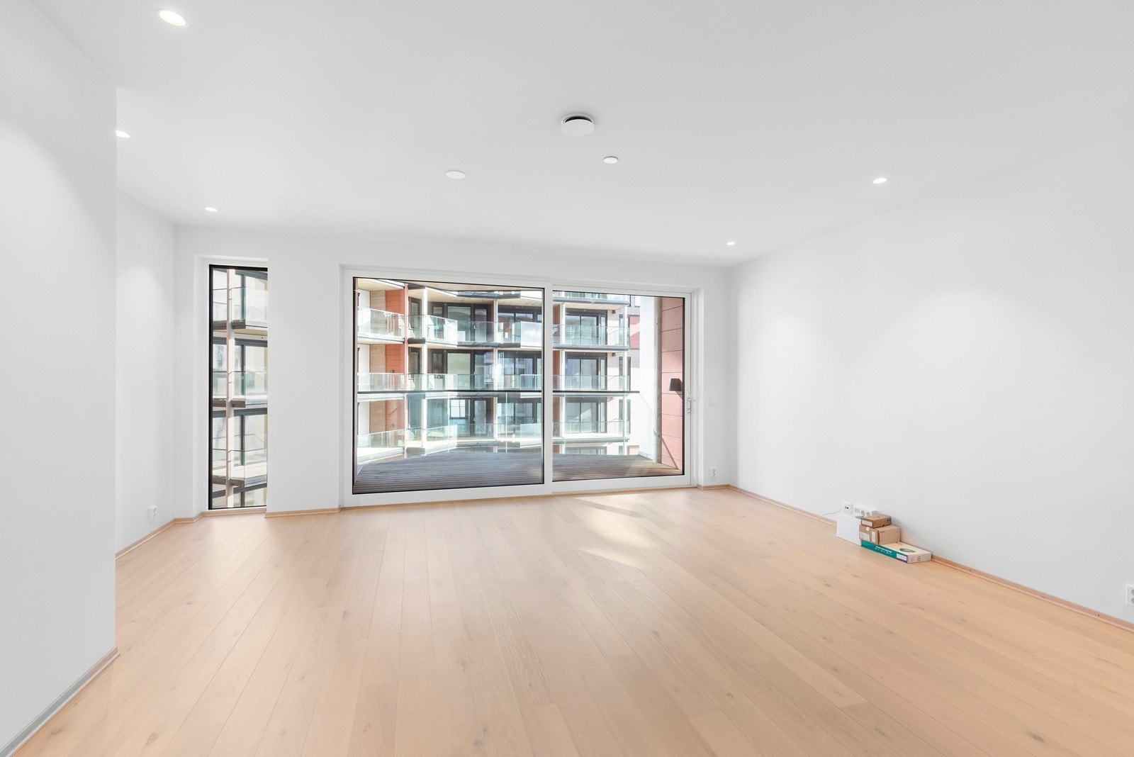 Fra stuen er det adkomst til en av leilighetens to balkonger. Galleribilde