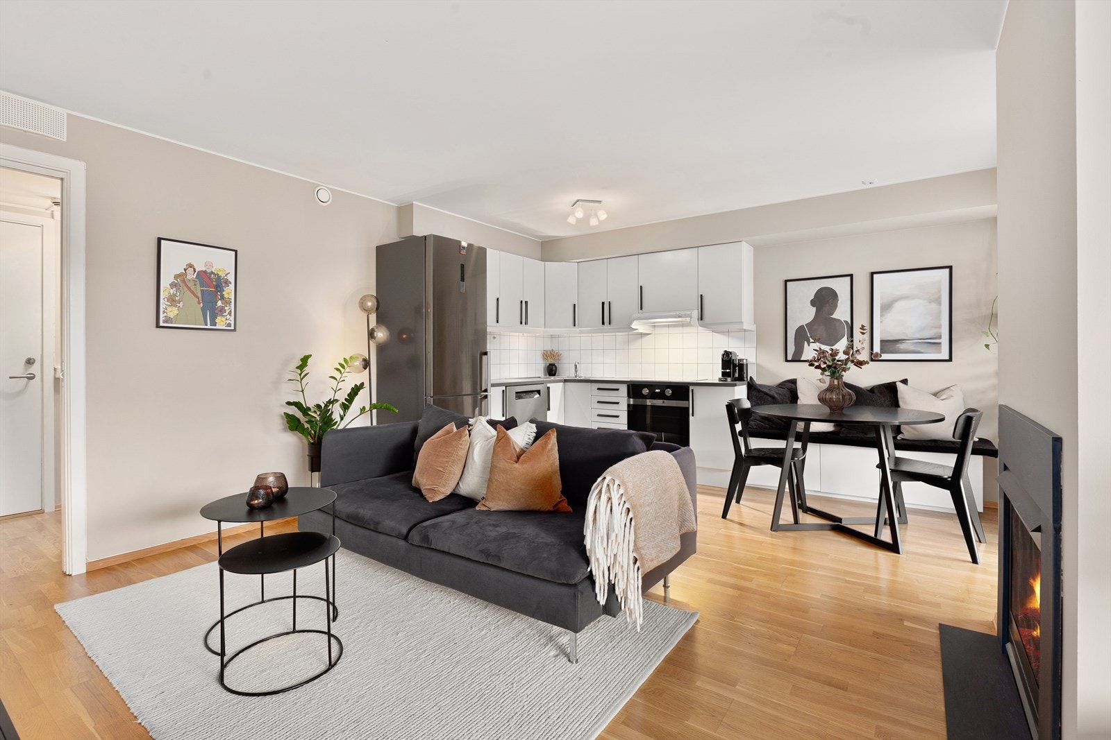 Det er plass til både sofa og spisegruppe Galleribilde
