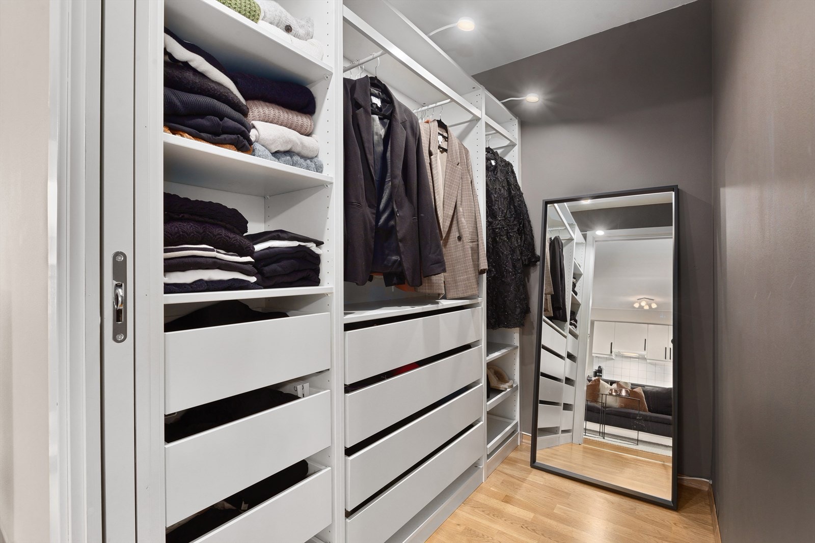 Garderobe med lekker innredning Galleribilde