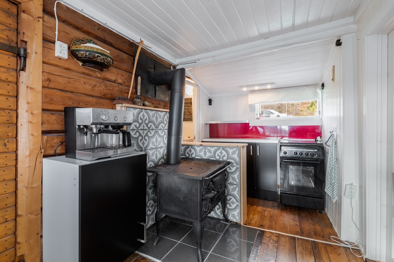 Kjøkkenet er oppgradert med ny kjøkkeninnredning i 2016. Innredningen har fronter i glatt utførelse og laminat benkeplate. Galleribilde