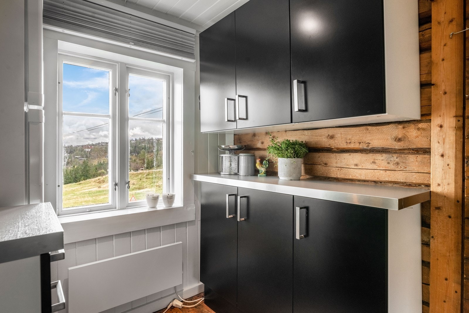 Frittstående hvitevarer medfølger ved salg. På vegg ved kokesonen er det montert beskyttelsesplate på vegg. Galleribilde