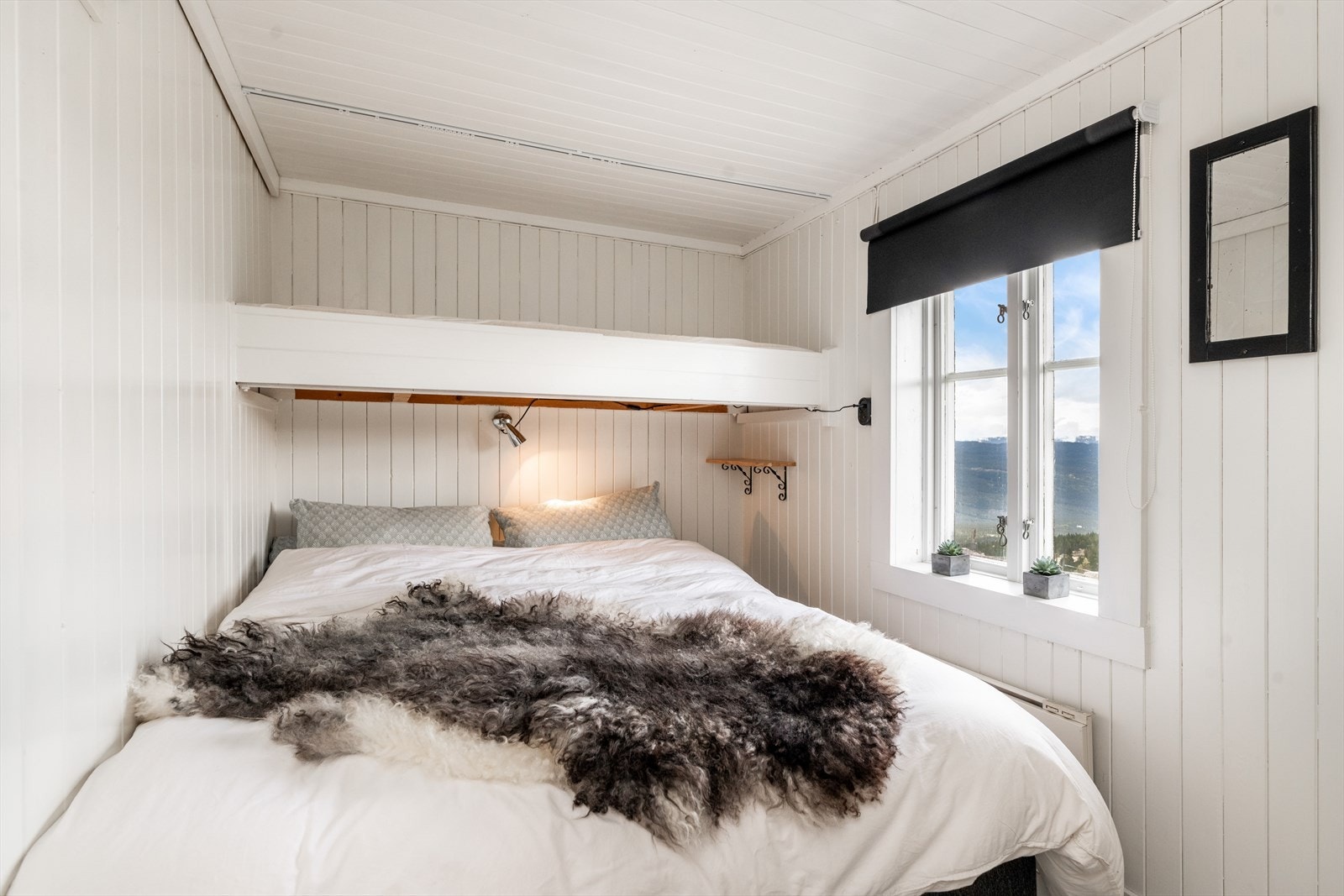 Hytta har fem sengeplasser fordelt på to soverom. Hovedsoverommet har dobbeltseng, med plassbygget overkøye. Galleribilde