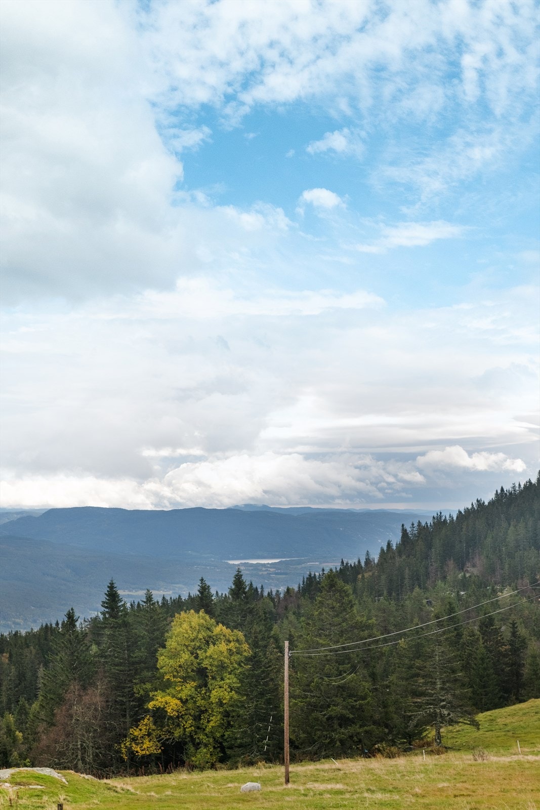 Hytta ligger i rolige omgivelser, omkranset av vakker natur, med gode solforhold og fantastisk utsikt! Galleribilde