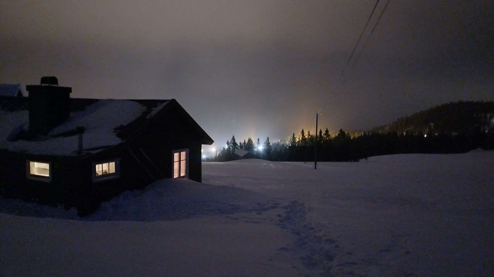 Vinterkveld på hytta med Lifjell Skisenter i bakgrunn - Selgers bilde Galleribilde