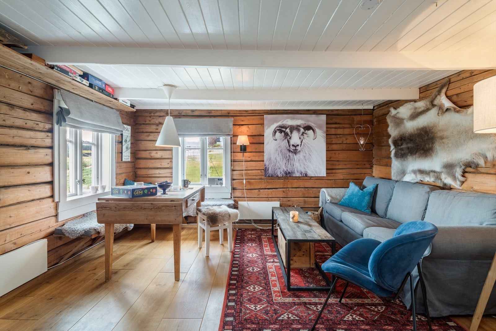 Hytta innehar enkel standard og selges møblert. Romslig stue med pene overflater, samt fin plass til sofa og spisebord. Galleribilde