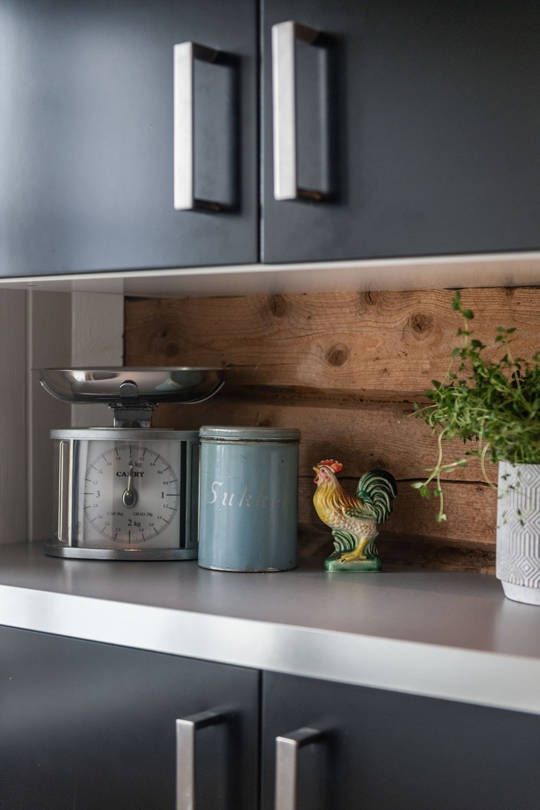 Koselig kjøkken med stilfulle detaljer og praktiske løsninger. Innbydende plass for matlaging og hygge. Galleribilde