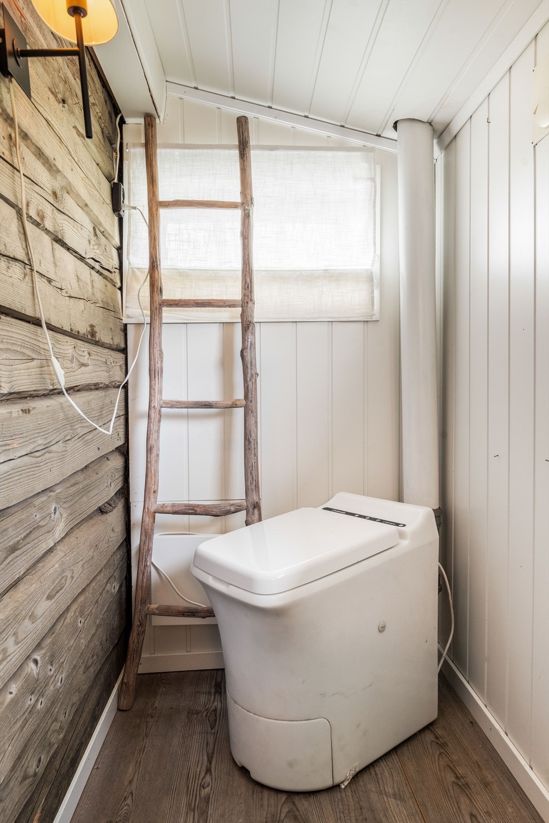 Hytta har ikke innlagt vann, og servant har avløp ut. Galleribilde