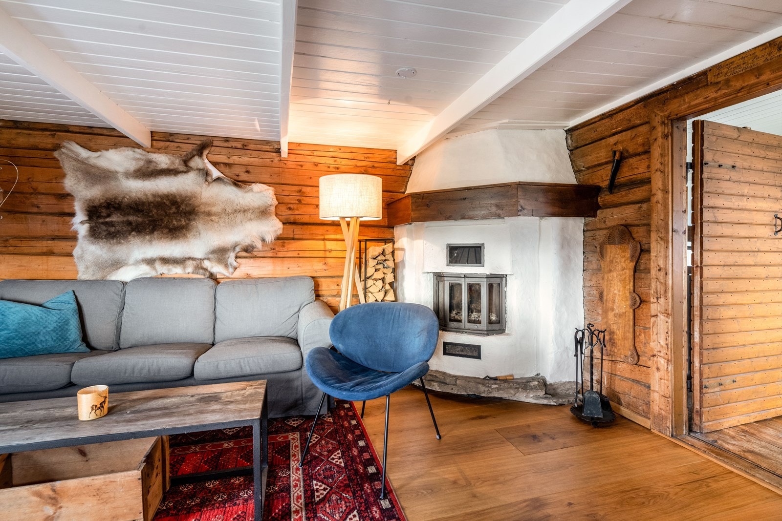 Koselig stue med varm atmosfære, peis og tregulv. Perfekt for avslapning og hygge i naturskjønne omgivelser. Galleribilde