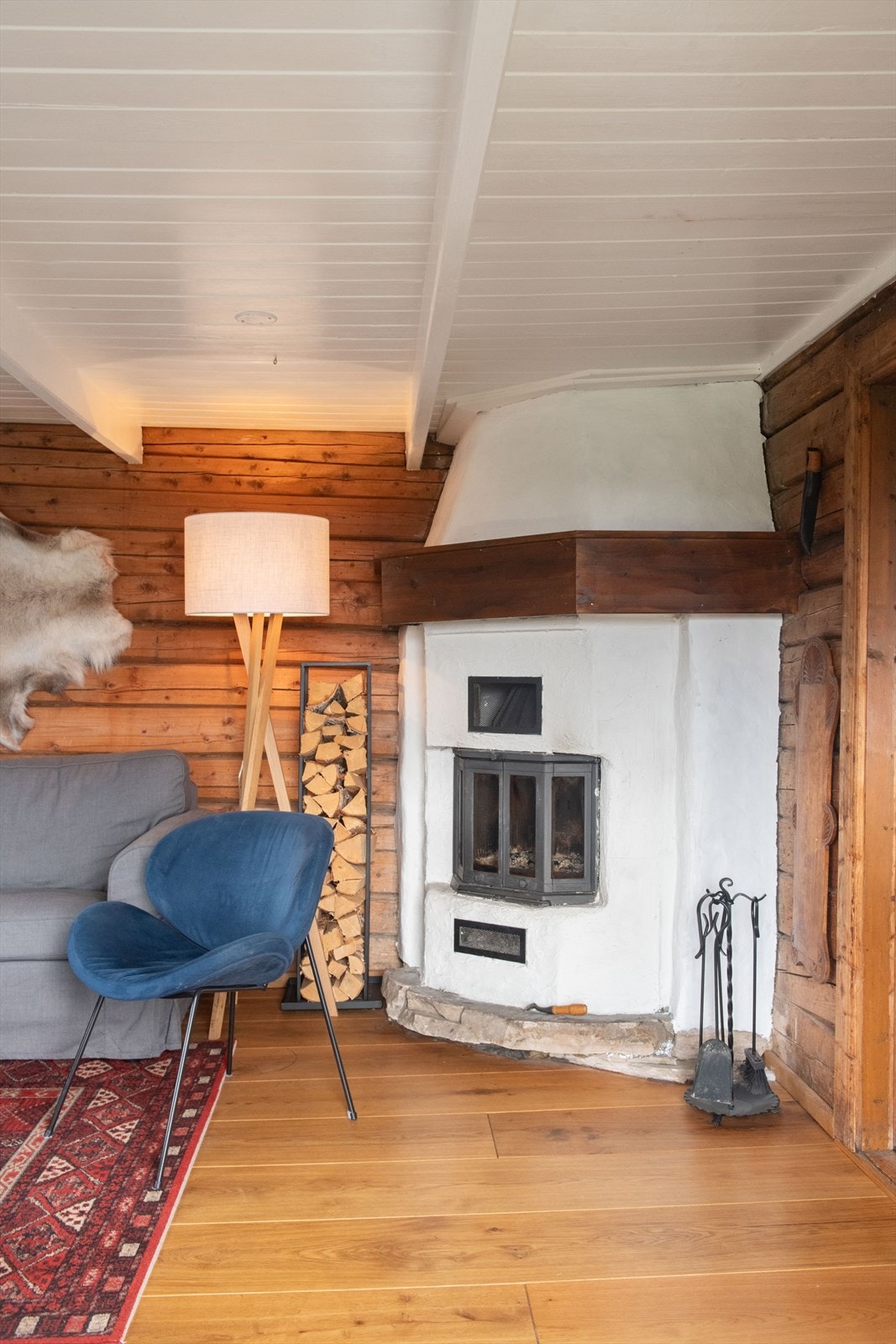 I stuen er det for øvrig etablert ildsted med nyere peisinnsats fra 2017, som sørger for lun og god varme vinterstid. Galleribilde