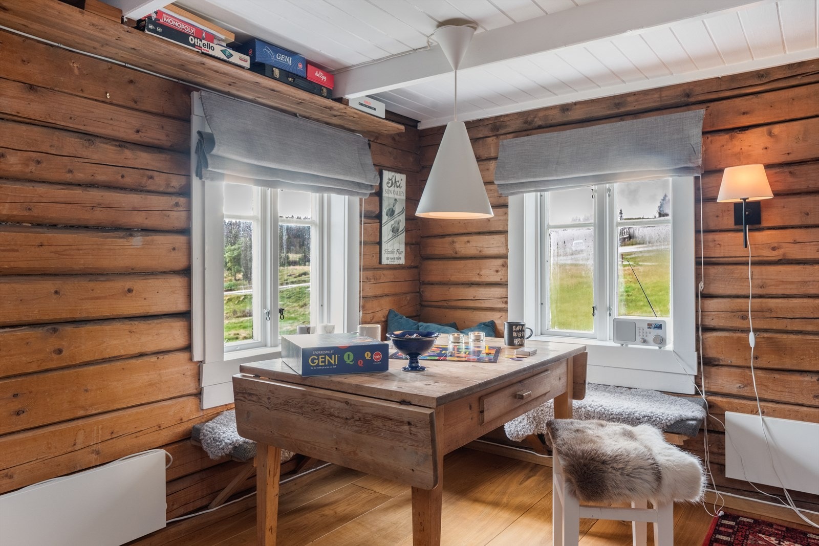 Under stuevinduene er det veggmonterte benker, som gir godt med sitteplasser i stuen. Her kan den fantastiske utsikten nytes innendørs! Galleribilde