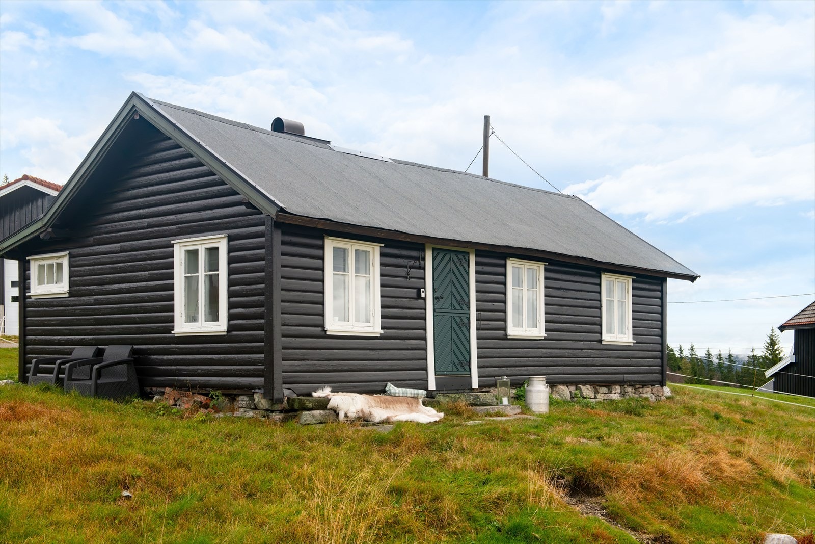 EiendomsMegler1 v/Halvor Østerli presenterer Lifjellvegen 899 - Koselig og sjarmerende hytte, med god beliggenhet ved Jønnebu seter på Lifjell! Galleribilde