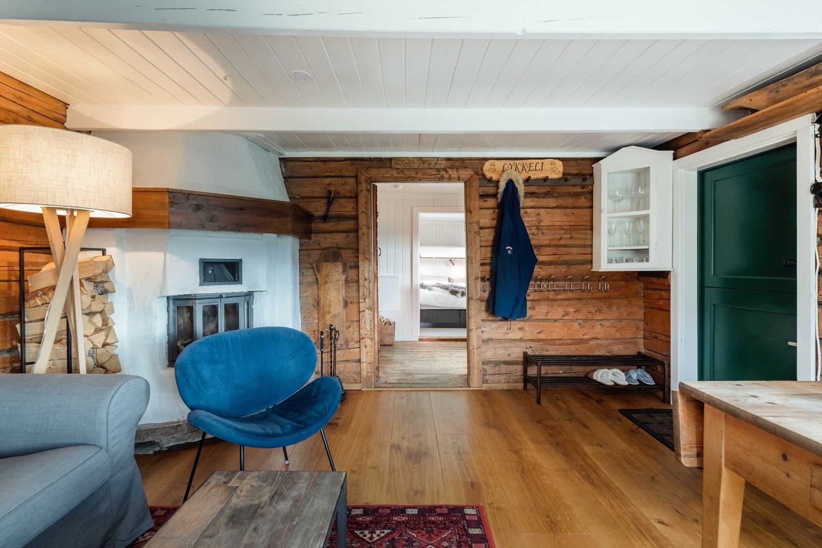 Stuen har pene overflater, med parkett på gulv og flotte tømmervegger, samt hvitmalt panel i tak. Galleribilde