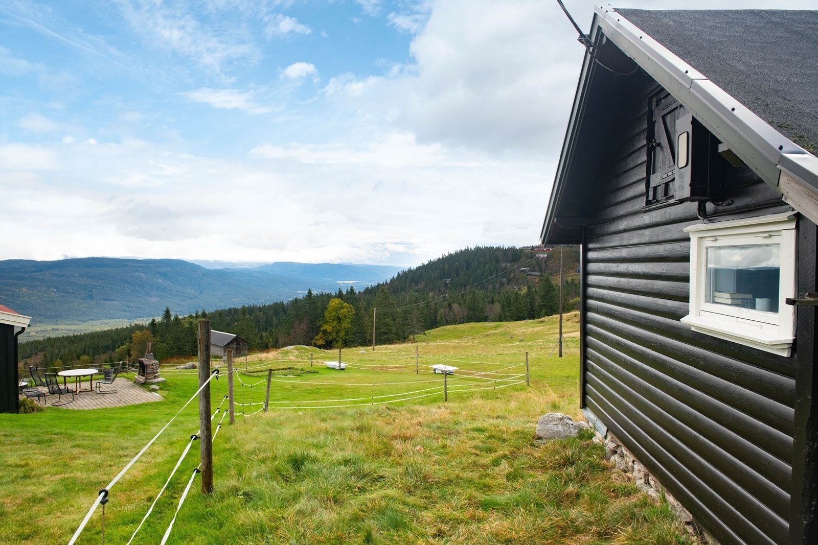 Hytta ligger høyt og fritt til, i vakre omgivelser, med gode solforhold og fantastisk utsikt! Det er tinglyst bruksrett til parkering i nærheten. Galleribilde